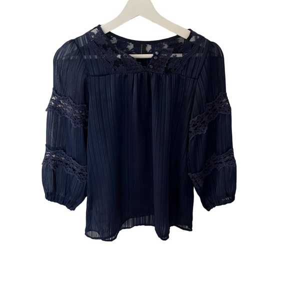 Cute Feminine Women’s Top - Picture 1 of 4